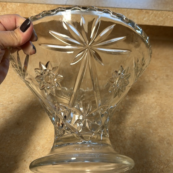Vintage glass etched Trifle Dish with pedestal and scalloped rim - Picture 3 of 3
